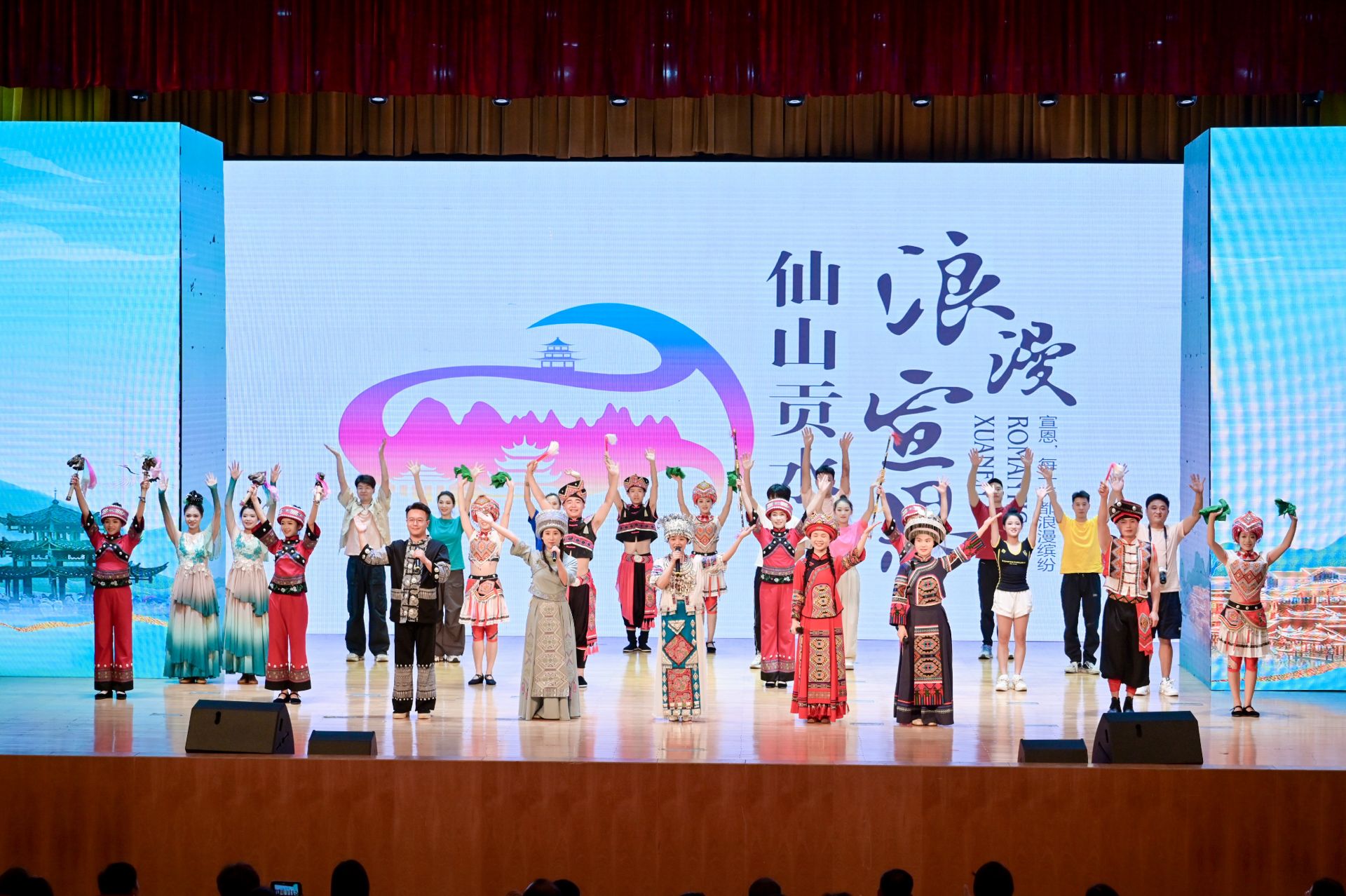 宣恩“涼交會”走進(jìn)青山區(qū) 土苗風(fēng)情點(diǎn)亮江城夏夜